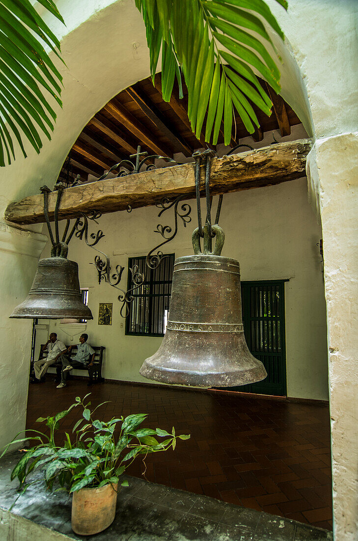 Glocken des historischen Santuario und der Iglesia de San Pedro Claver in der alten Stadtmauer von Cartagena, Kolumbien.