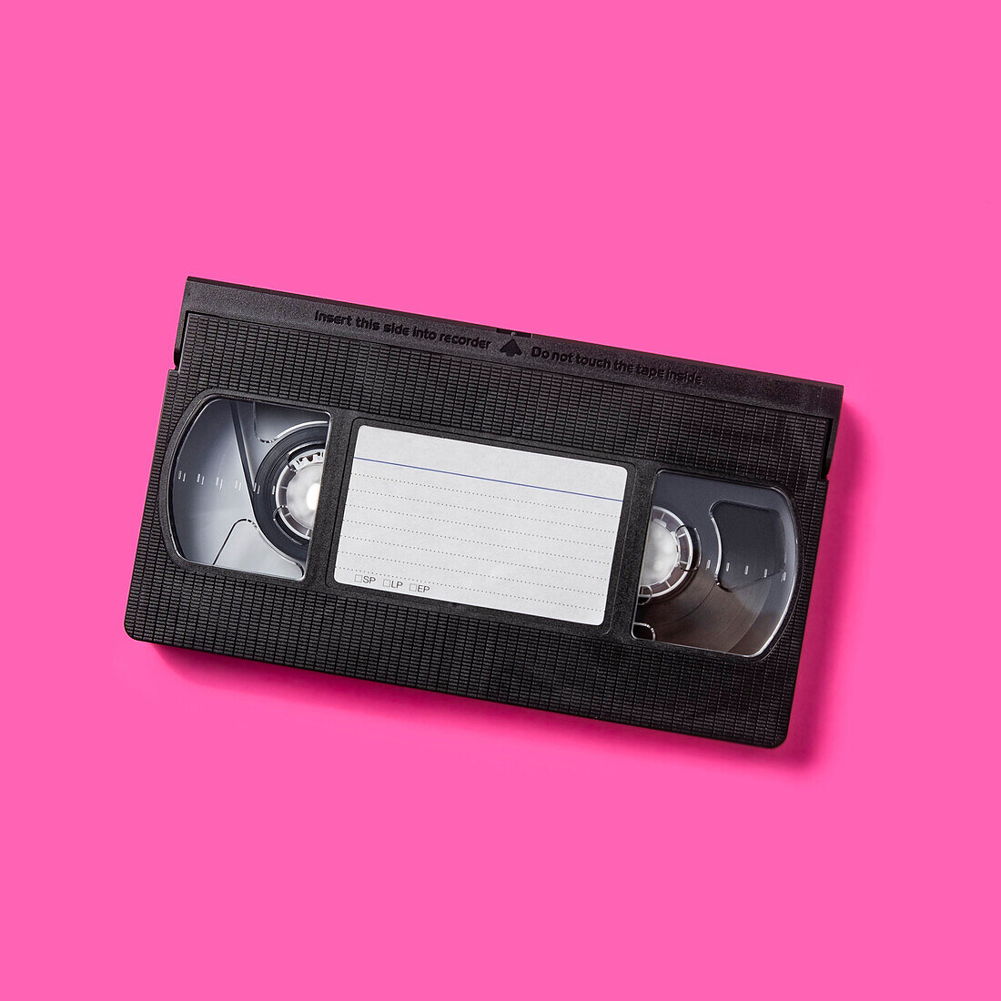 Studioaufnahme einer VHS-Kassette mit leerem Etikett