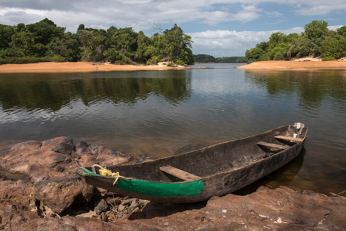 Einbaum-Kanu. Fairview, Iwokrama-Reservat, Guyana