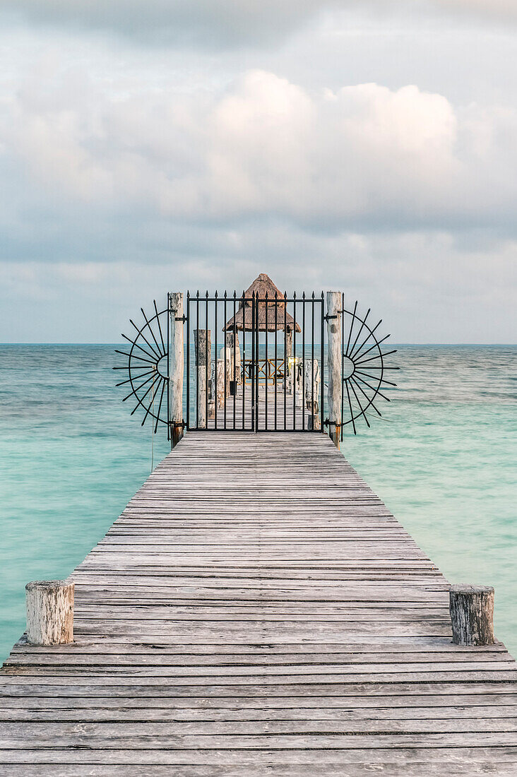 Mexiko, Cancun. Pier im Ozean
