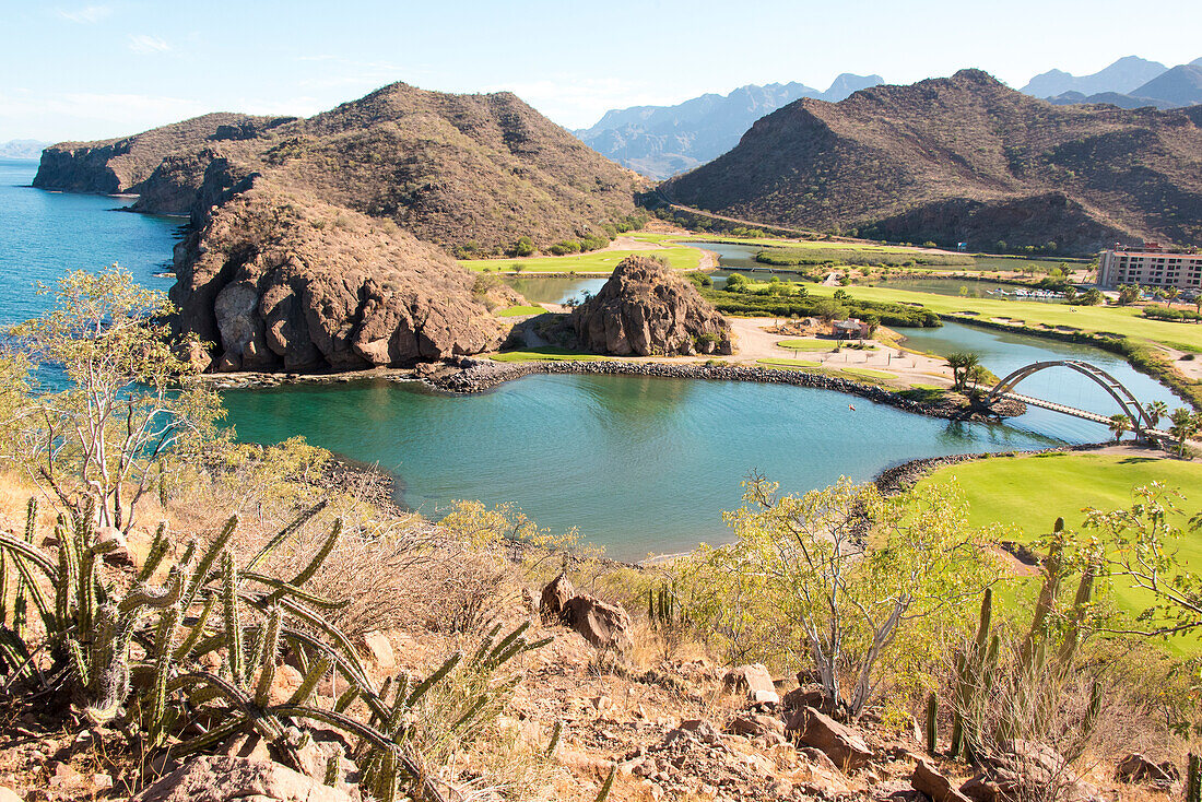 Mexiko, Baja California Sur, Meer von Cortez, Bucht von Loreto. Blick auf das Golf Resort und Spa vom Nopolo Rock