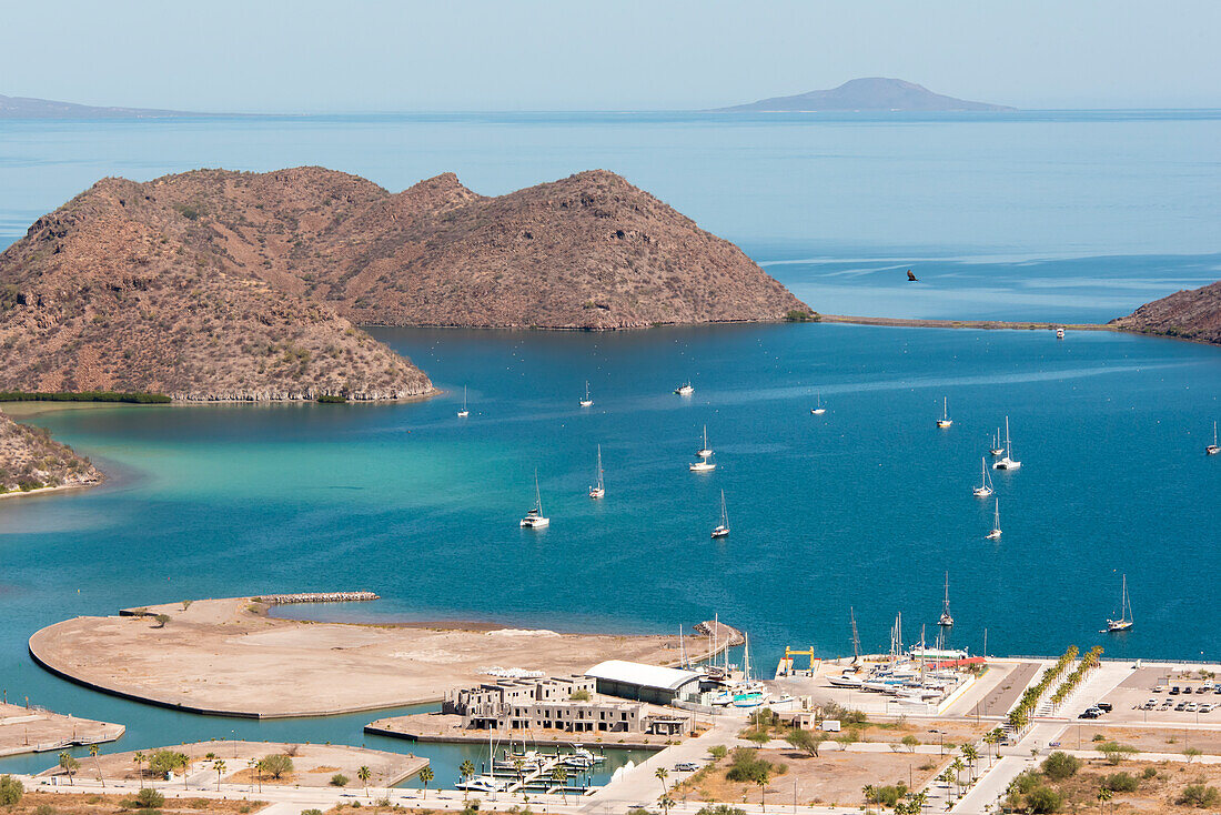 Mexiko, Baja California Sur, Loreto-Bucht. Blick vom Hart Trail auf Puerto Escondido. Von der Regierung finanzierter Jachthafen und kommerzielles Projekt. Geschützter Hafen