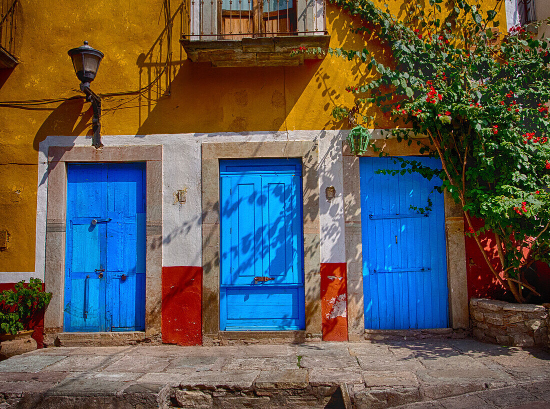 Mexiko, Guanajuato, Bunte Türen in der Hintergasse