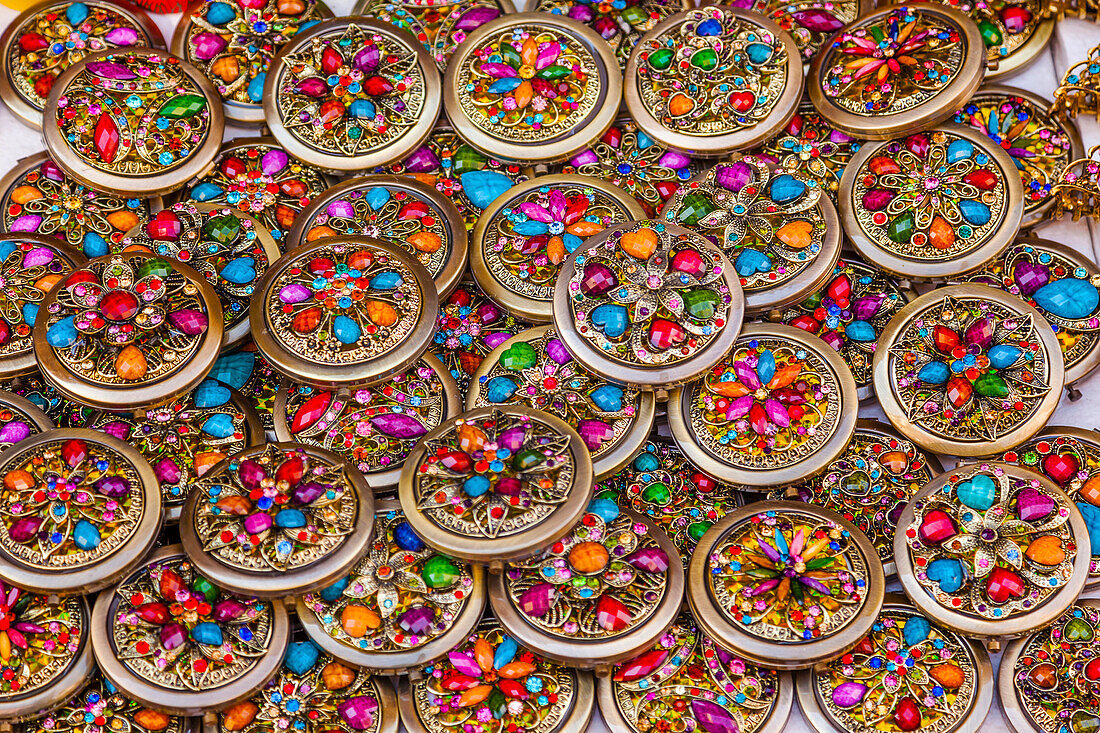 Bunter Souvenir-Schmuck Viele bunte Glassteine Haarspangen Halskette, Guanajuato, Mexiko