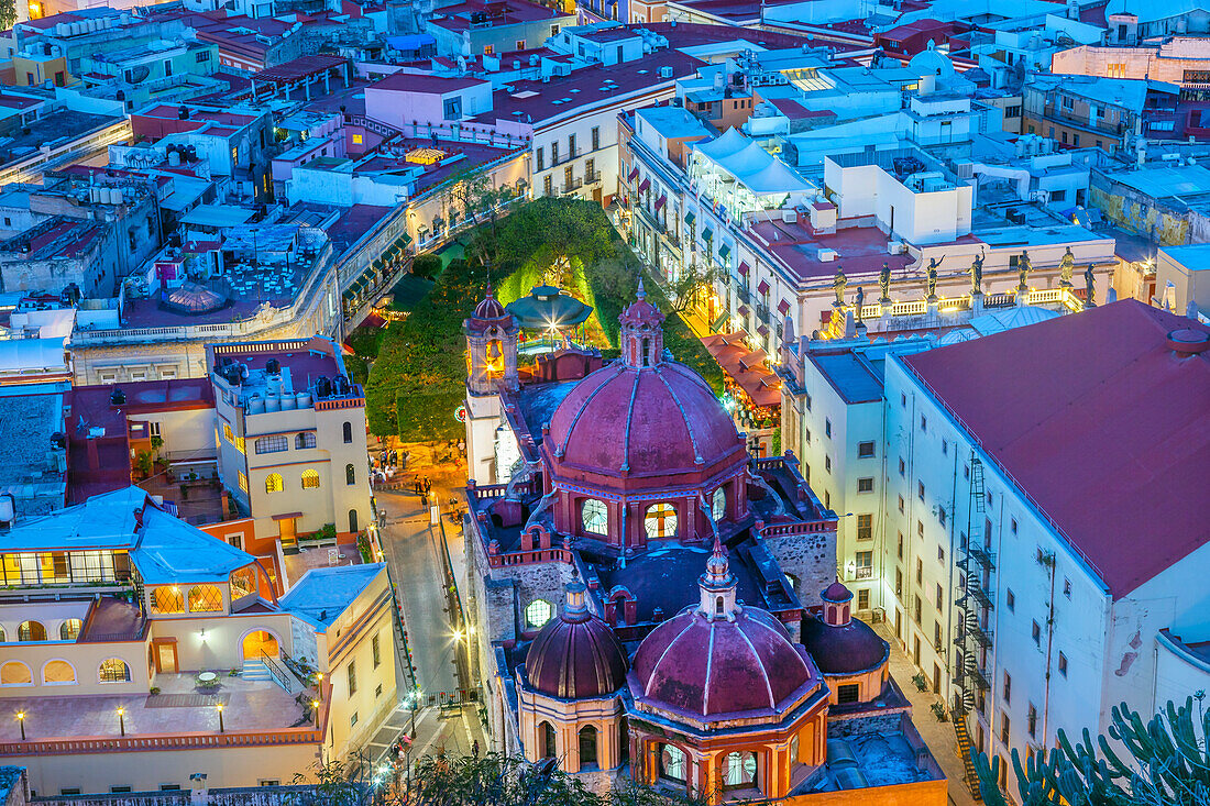 Rote Kuppel Templo San Diego San Diego Kirche Jardin Stadtplatz Juarez Theater Guanajuato, Mexiko Von Le Papilla Overlook