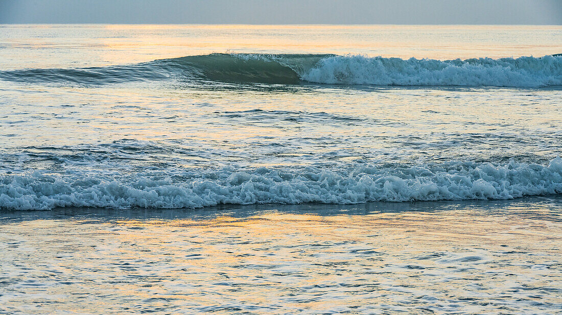 Wellen im Meer bei Sonnenuntergang