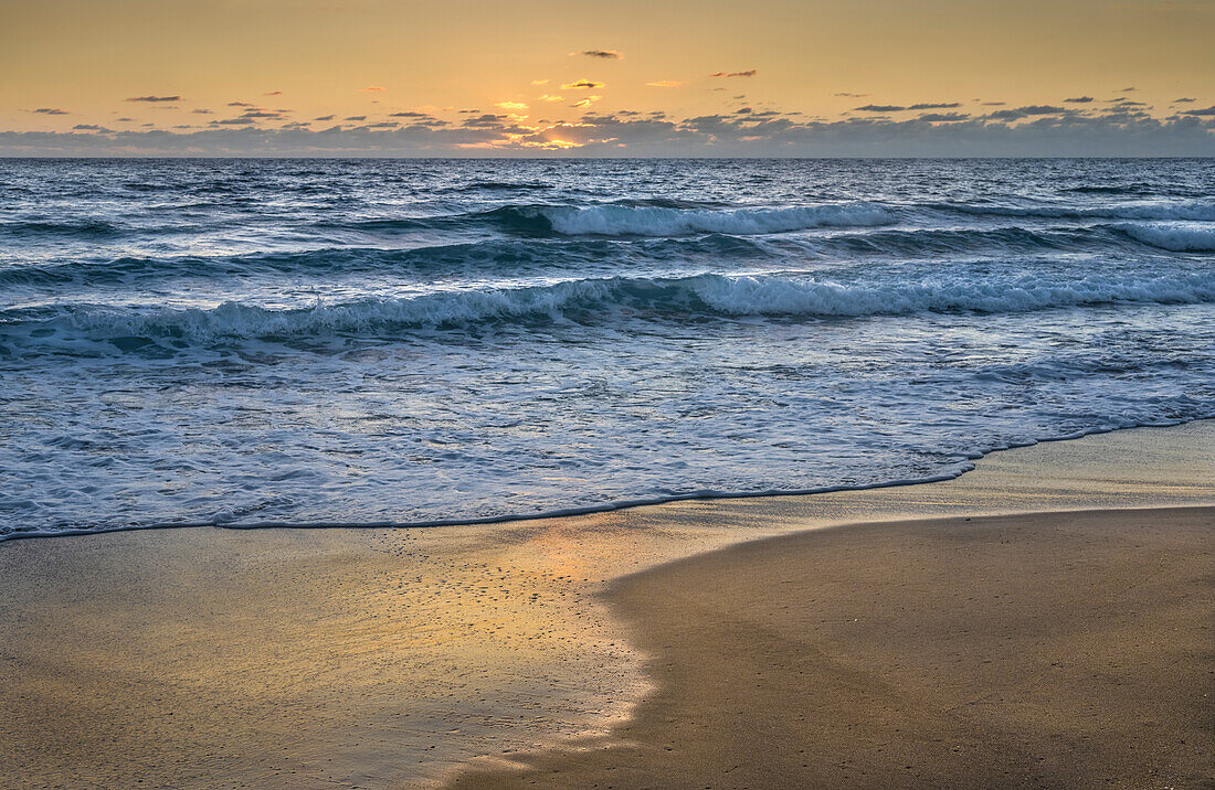 Meereswellen am Strand bei Sonnenuntergang