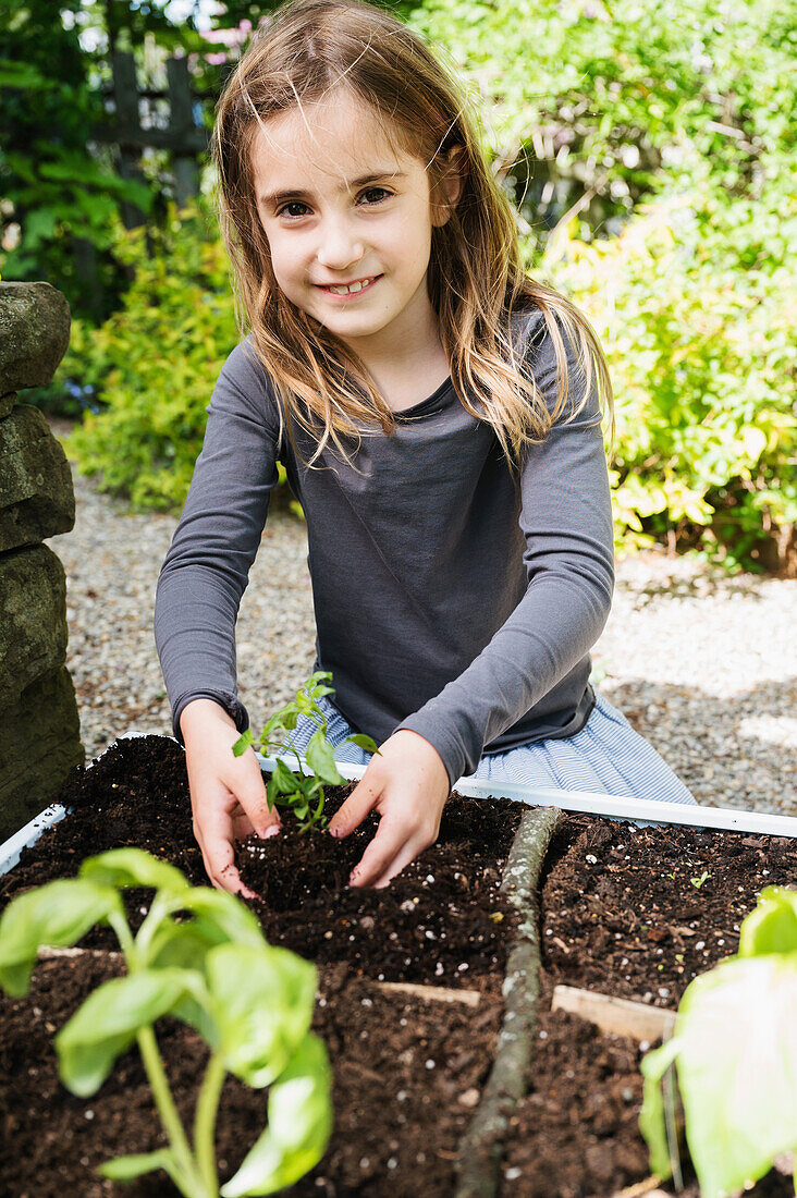 Lächelndes Mädchen pflanzt Setzling