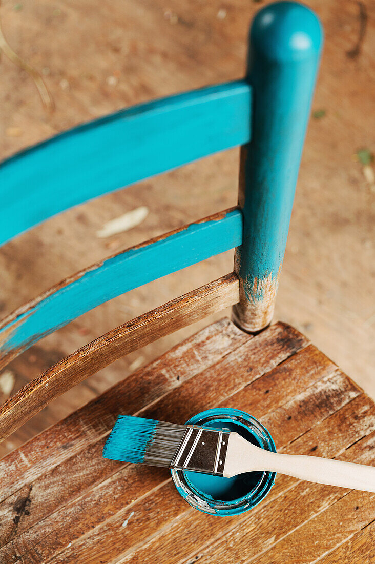 Alter Holzstuhl mit türkisfarbener Farbe