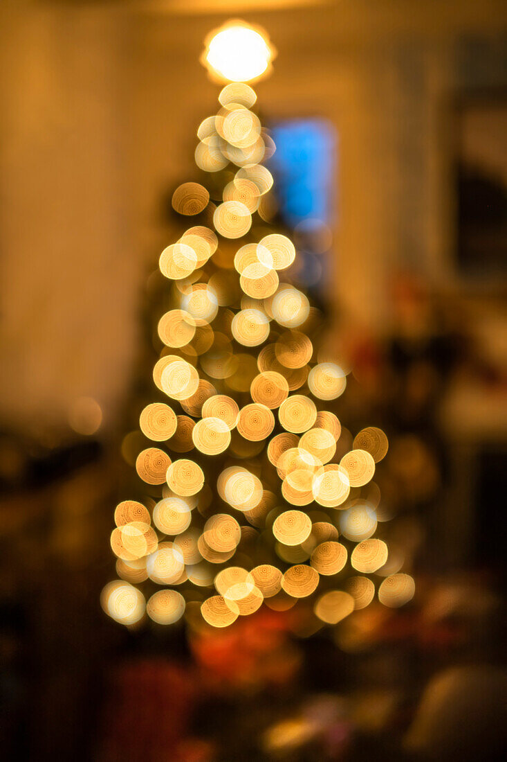 Unscharfer beleuchteter Weihnachtsbaum bei Nacht