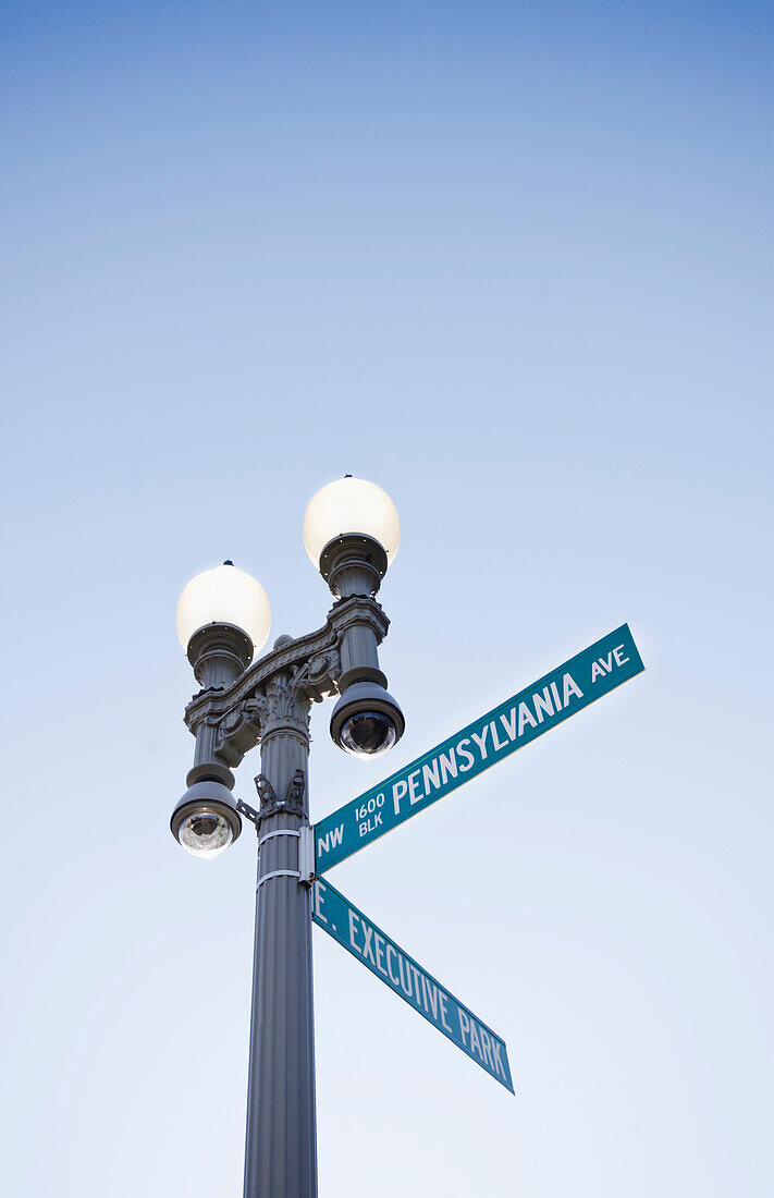 USA, Washington DC, Das Weiße Haus, 1600 Pennsylvania Avenue Straßenschild gegen den Himmel