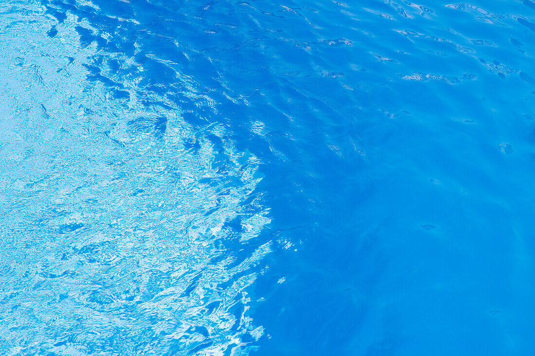 Hoher Blickwinkel auf blaues Wasser im Schwimmbad