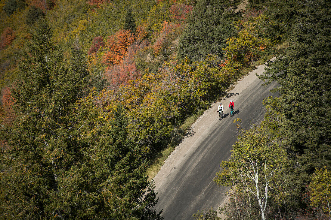 Vereinigte Staaten, Utah, American Fork, Luftaufnahme eines Mannes und einer Frau auf Fahrrädern auf einer Landstraße