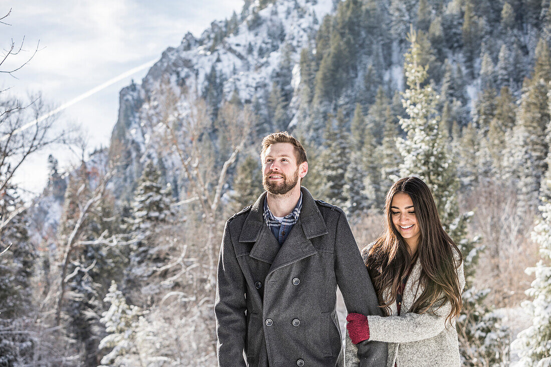 Vereinigte Staaten, Utah, American Fork, Pärchen in Winterlandschaft