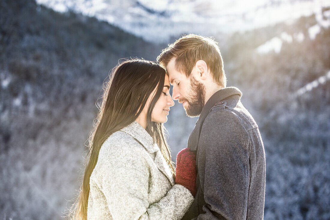 Vereinigte Staaten, Utah, American Fork, Pärchen umarmt sich in Winterlandschaft