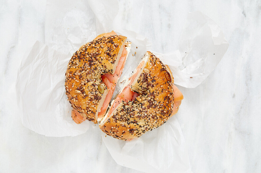 Draufsicht auf Bagel mit Lachs und Frischkäse