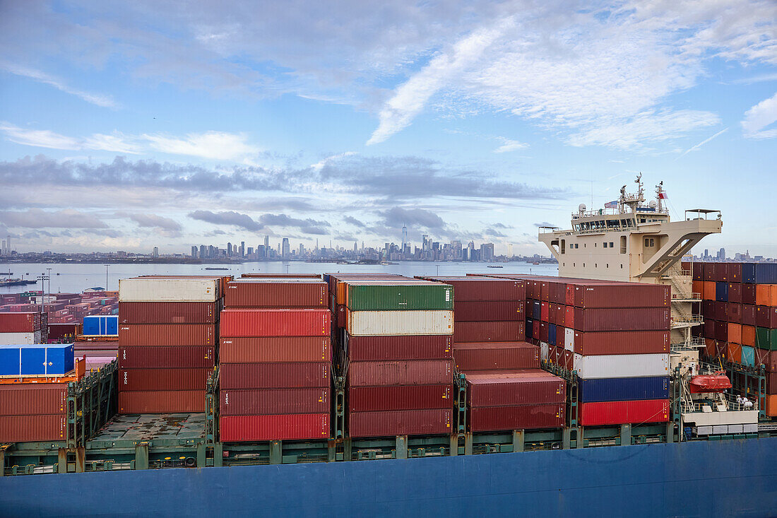 Vereinigte Staaten, New York, New York City, Stapel von Frachtcontainern auf einem Frachtschiff