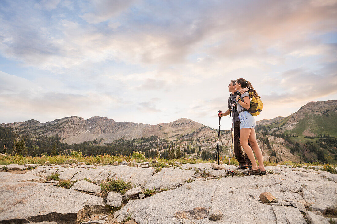 Vereinigte Staaten, Utah, Alpine, Wanderndes Paar mit Blick auf die Aussicht in den Bergen