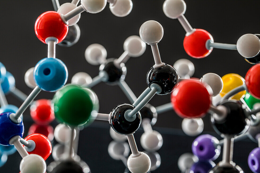 Molekulares Modell vor schwarzem Hintergrund