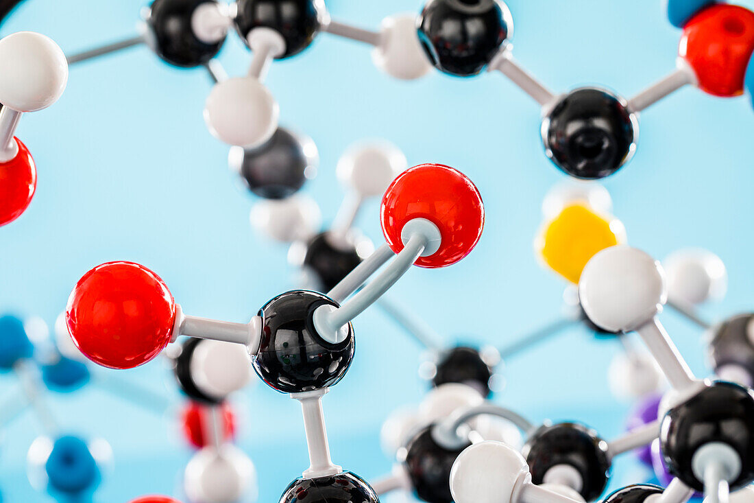 Molekulares Modell vor blauem Hintergrund
