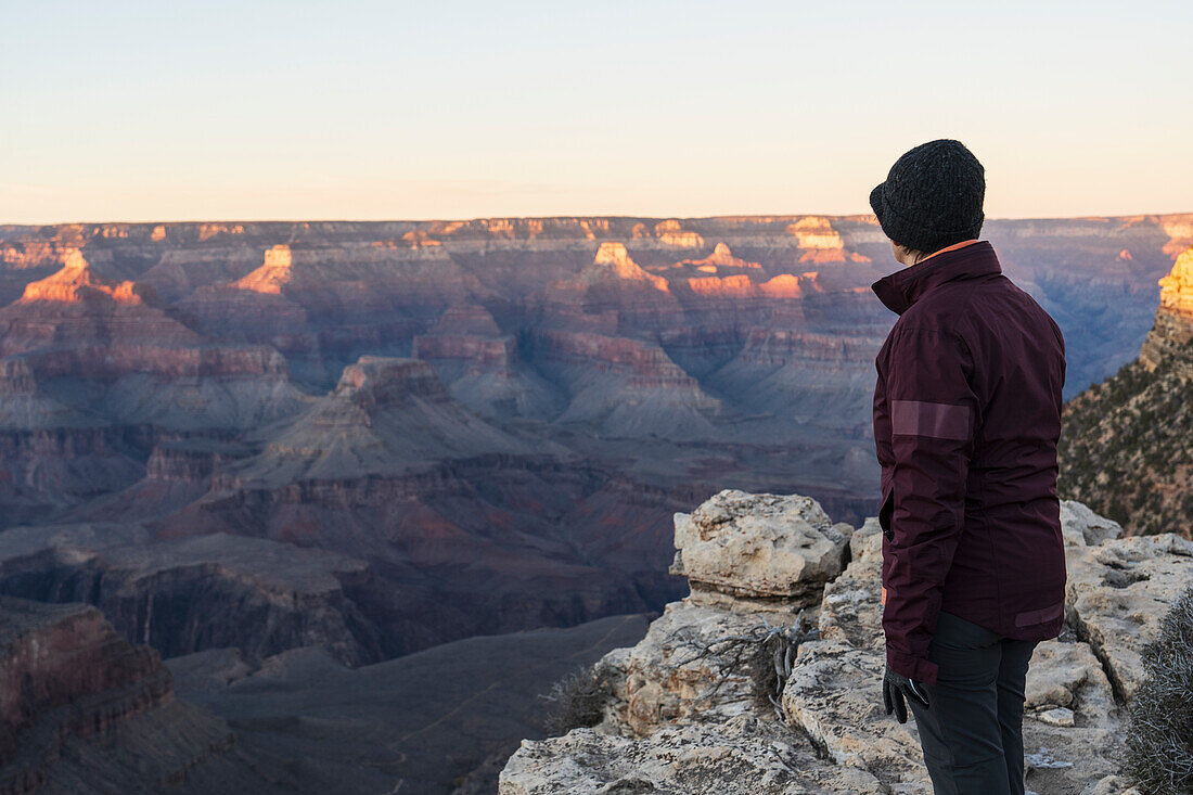 Vereinigte Staaten, Arizona, South Rim, Ältere Wanderin mit Blick auf den Grand Canyon im Grand Canyon National Park