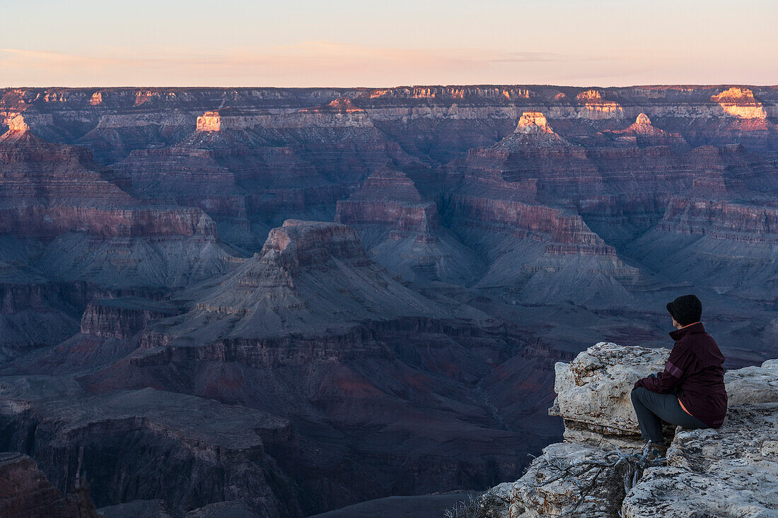 Vereinigte Staaten, Arizona, Grand Canyon National Park, South Rim, Ältere Wanderin sitzt auf einem Felsen