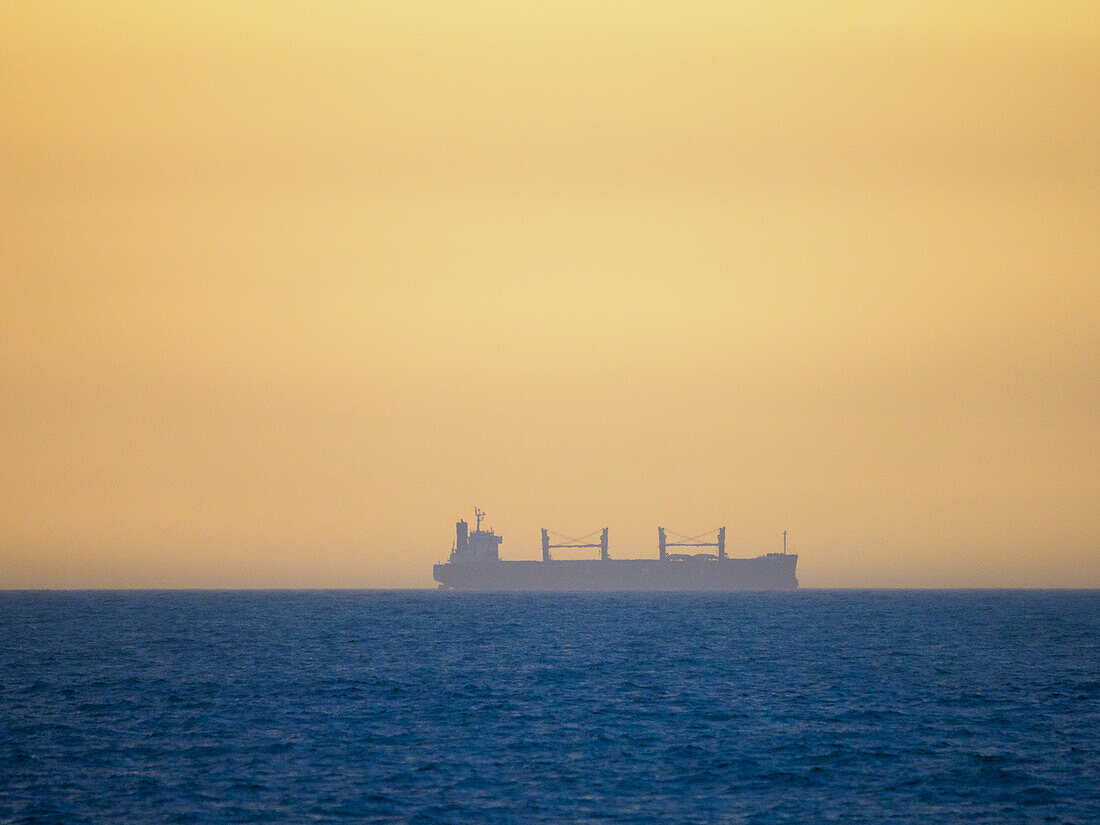 Containerschiff auf ruhiger See