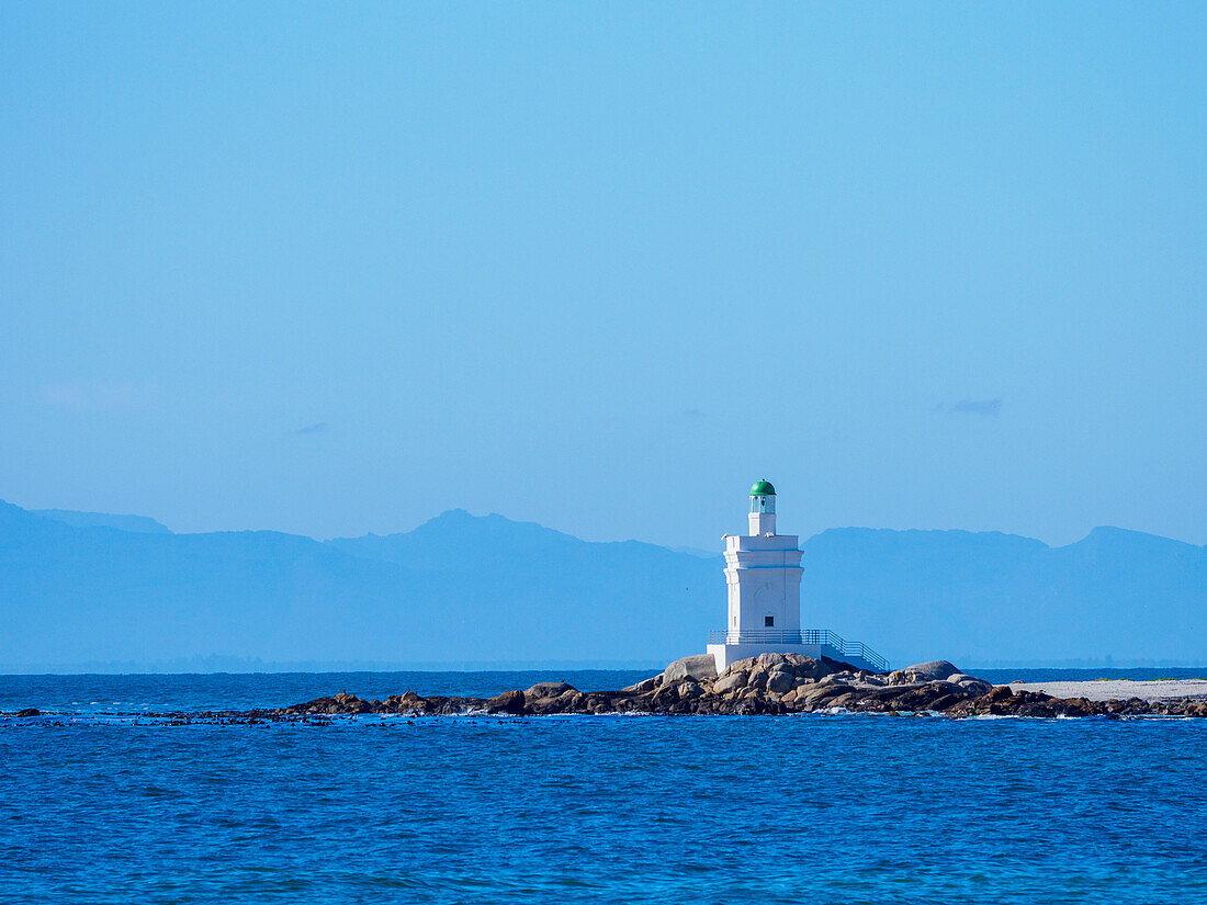 Südafrika, Westkap, St. Helena, Weißer Leuchtturm an der Meeresküste