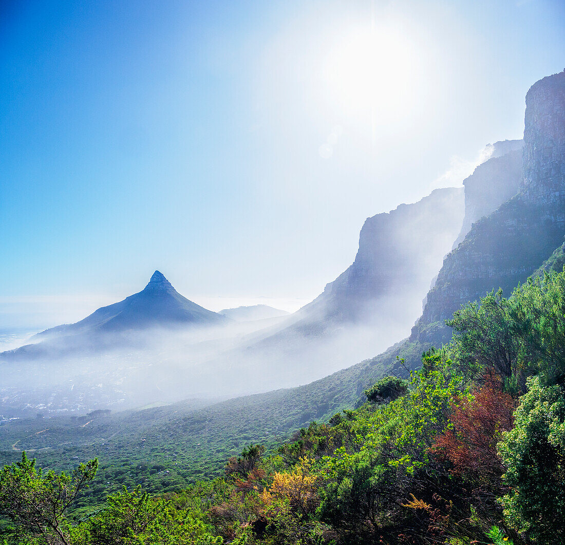 Südafrika, Westkap, Kapstadt, Lions Head Gipfel von den Hängen des Tafelbergs aus gesehen