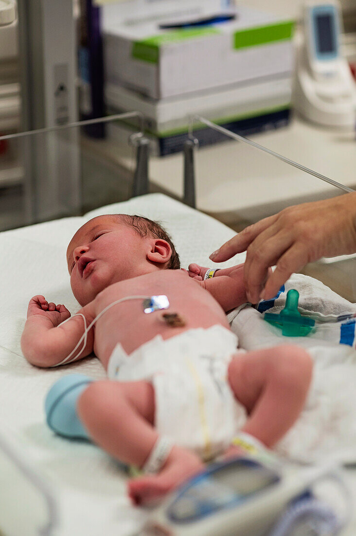 Säuglingsmädchen (0-1 Monate) wird mit Elektroden untersucht