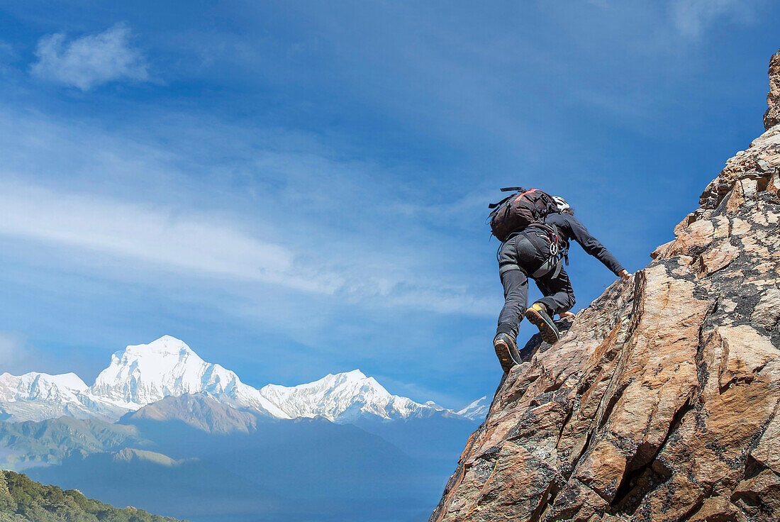 Frankreich, Hochsavoyen, Chamonix, Mont Blanc, Mann klettert auf Felswand des Mont Blanc