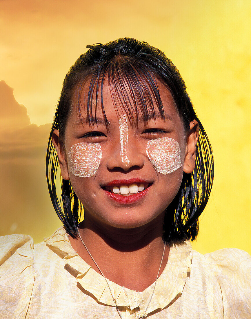 Myanmar, Mandalay, Porträt eines lächelnden Mädchens im Teenageralter