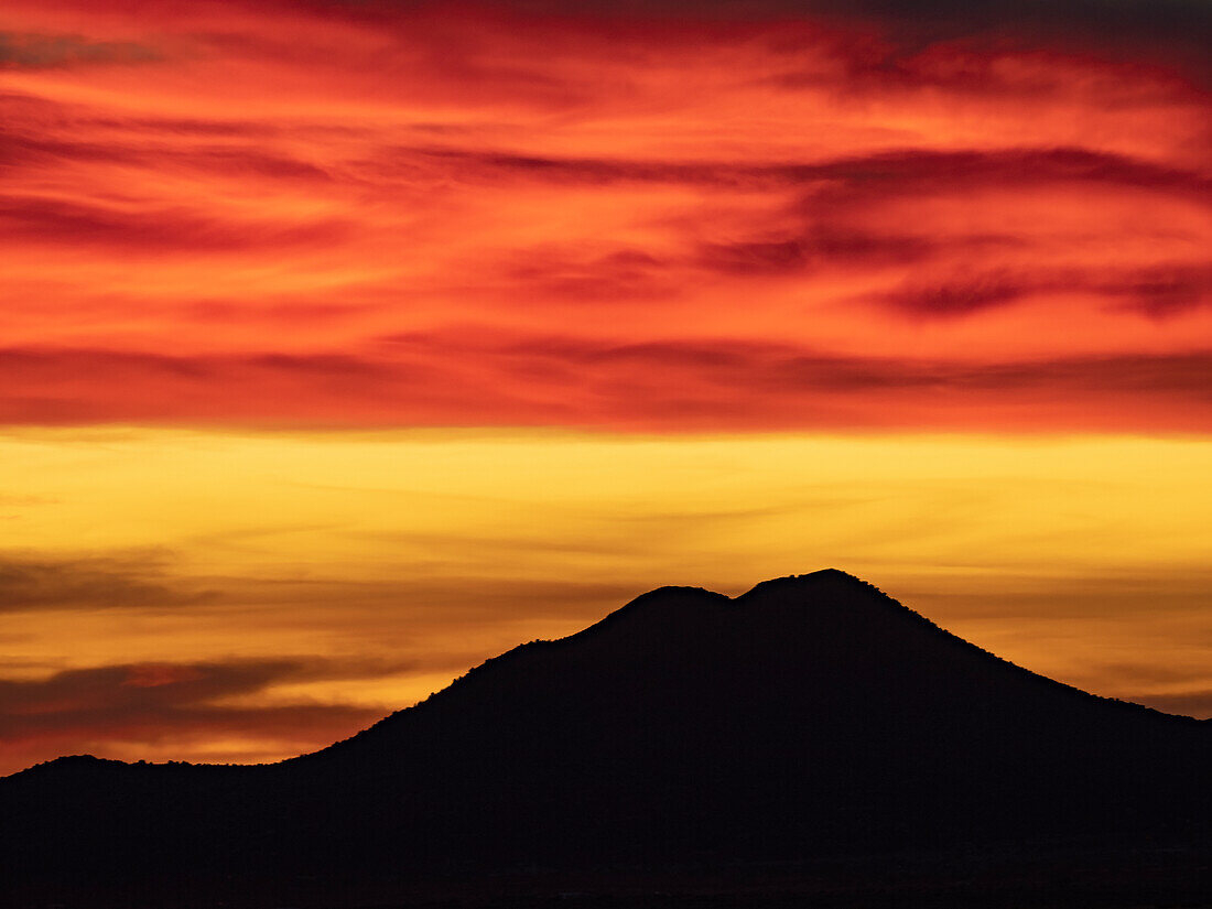 Vereinigte Staaten, New Mexico, Cerrillos, Dramatischer Himmel über der Silhouette eines Berges im Cerrilos-Nationalpark 