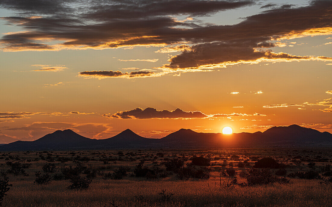 Vereinigte Staaten, New Mexico, Cerrillos, Himmel über den Cerrillos-Bergen bei Sonnenuntergang