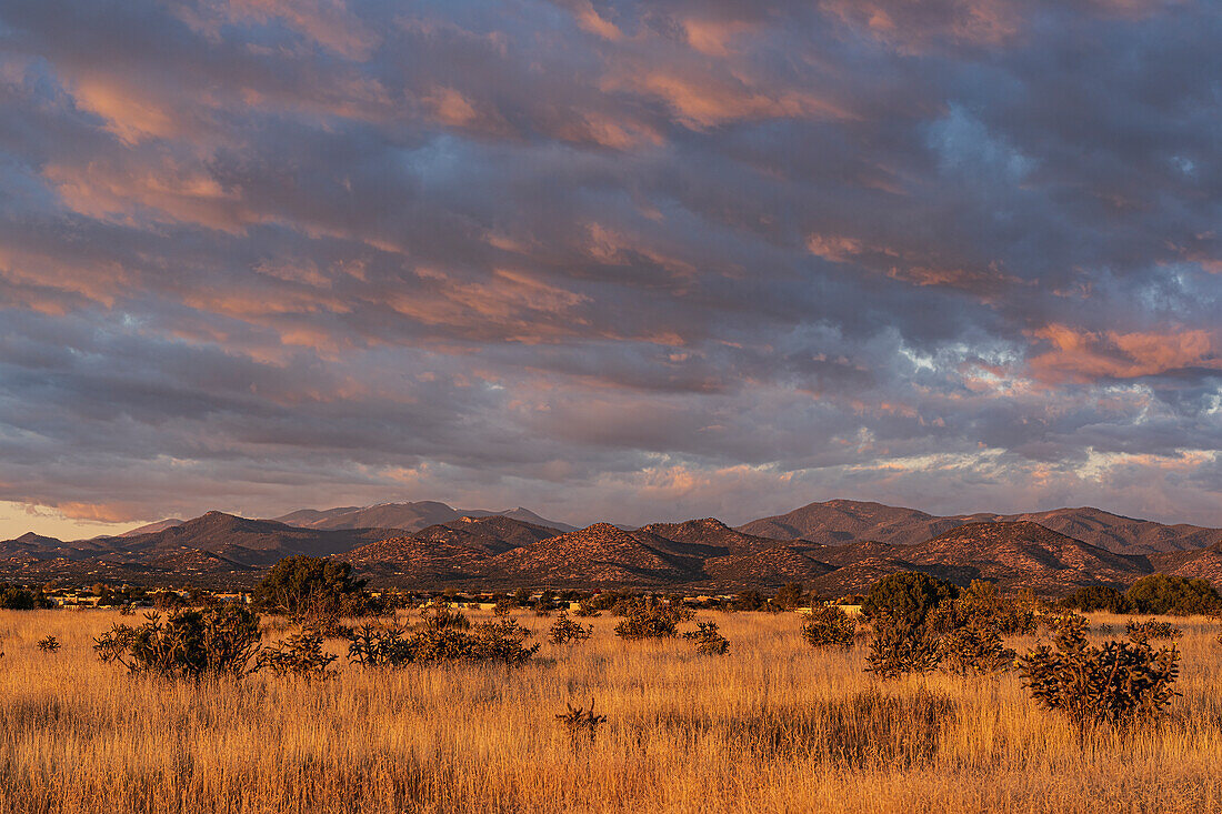 Vereinigte Staaten, New Mexico, Santa Fe, Blick über El Dorado zu den Sangere de Cristo Bergen