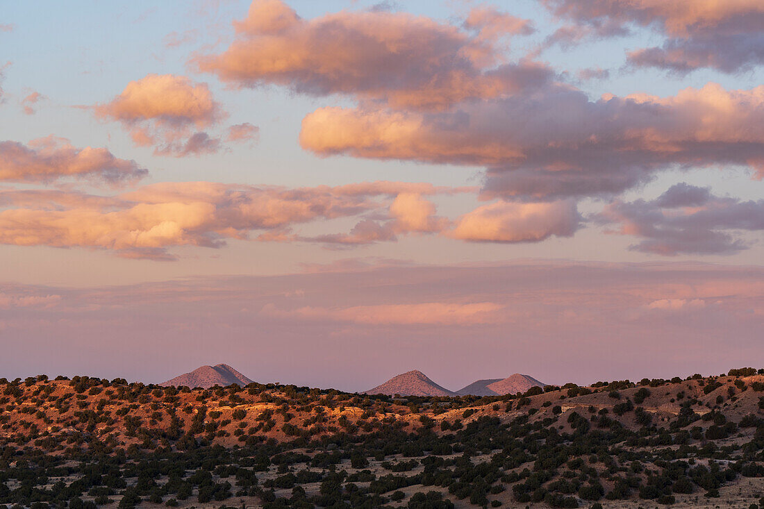 Vereinigte Staaten, New Mexico, Lamy, Bunter Himmel über dem Galisto Basin Preserve bei Sonnenuntergang
