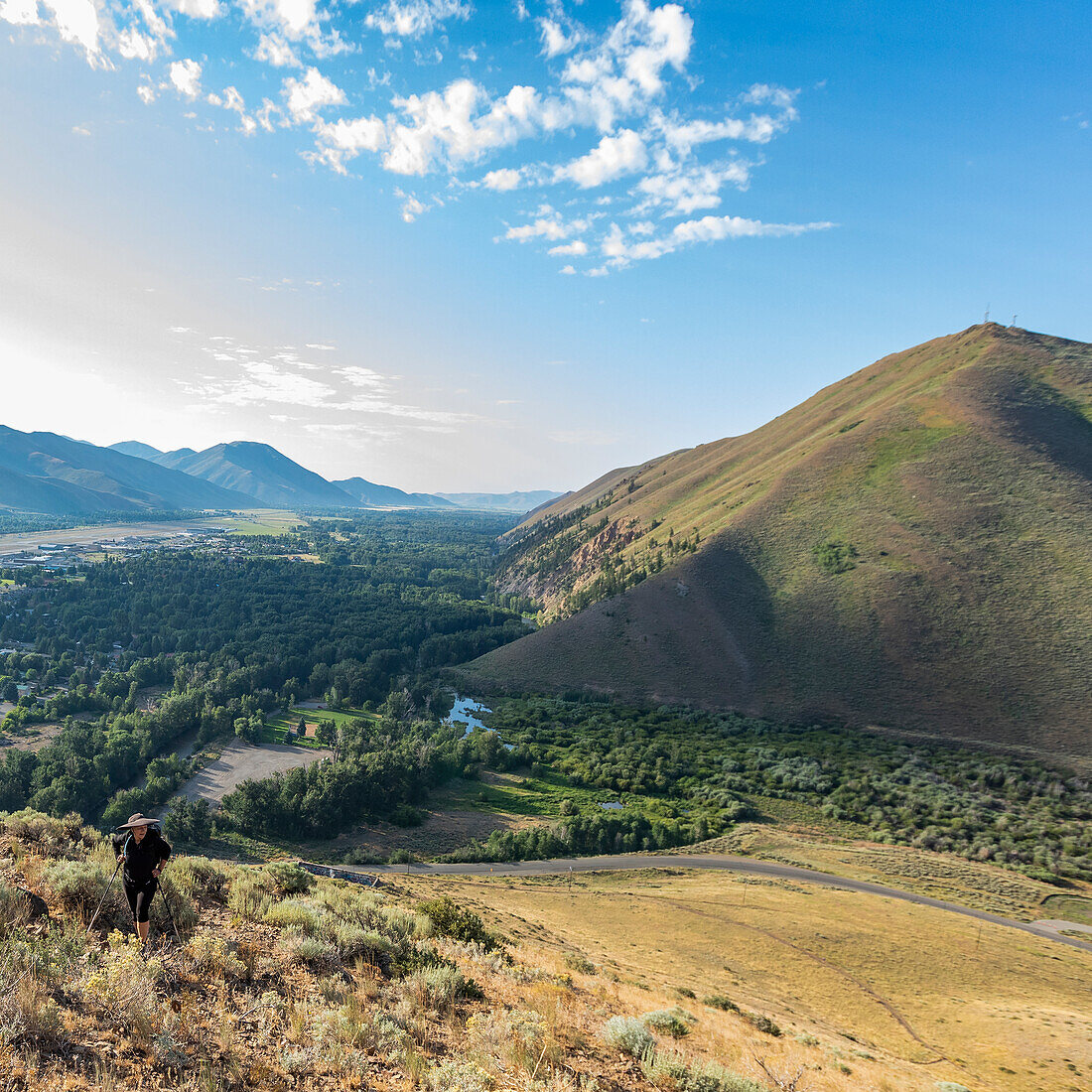 USA, Idaho, Hailey, Ältere Frau beim Wandern am Carbonate Mountain
