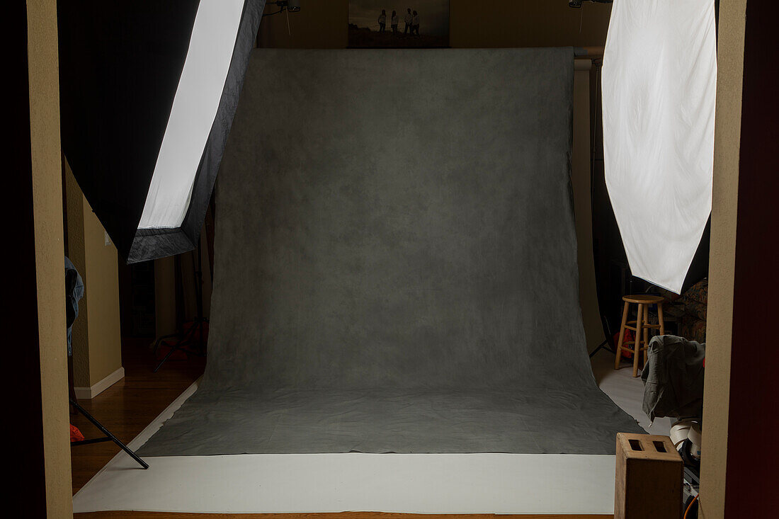 Fotostudio-Set mit Lichtkästen und bemaltem Musselin-Hintergrund