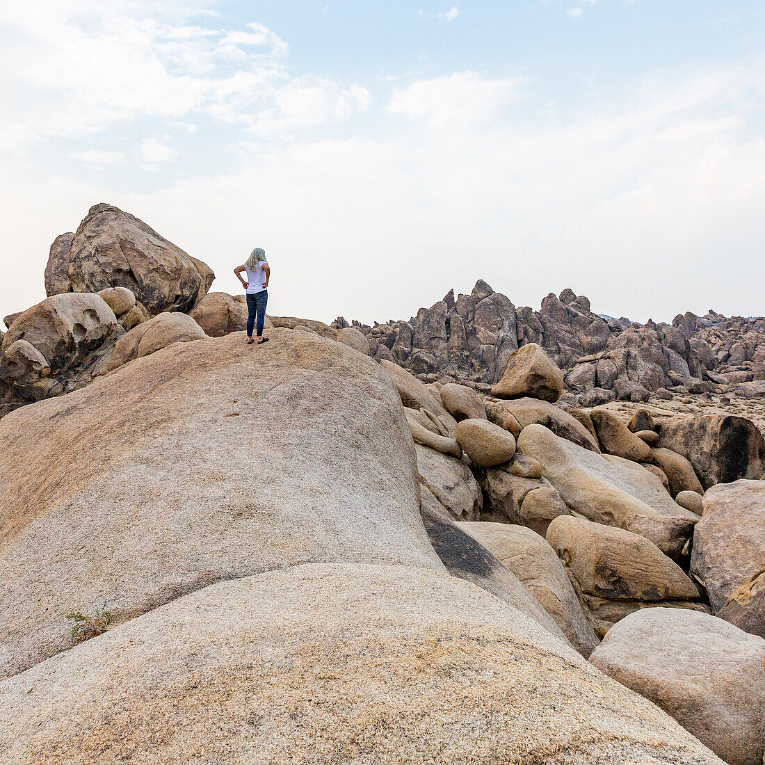 USA, California, Lone Pine, Woman looking at Alabama Hills in Sierra Nevada Mountains