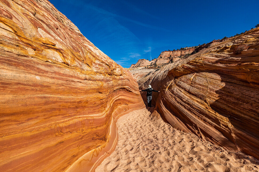 Vereinigte Staaten, Utah, Escalante, Älterer Wanderer wandert in Sandsteinschlucht