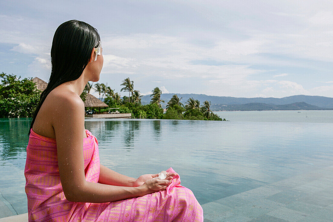 Thailand, Insel Koh Samui, Frau blickt auf ruhige tropische Landschaft