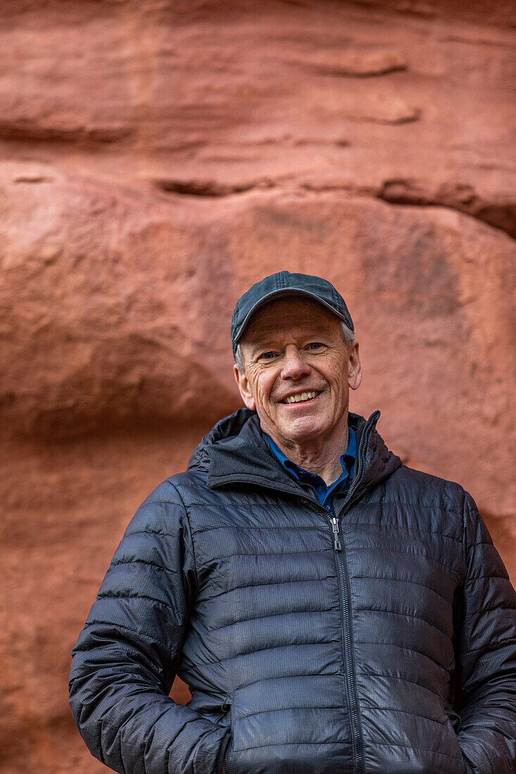 USA, Utah, Escalante, Porträt eines älteren Mannes beim Wandern im Grand Staircase-Escalante National Monument