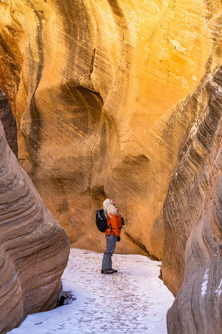 USA, Utah, Escalante, Frau wandert im Slot Canyon im Grand Staircase-Escalante National Monument