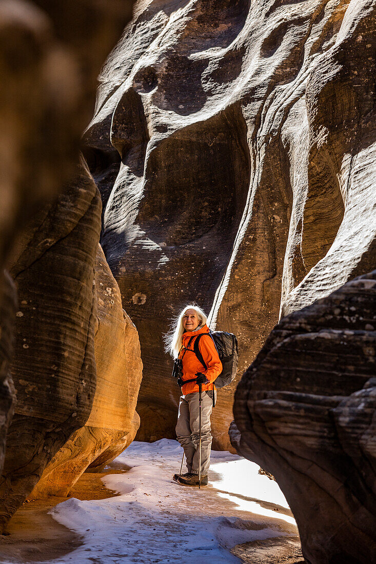 USA, Utah, Escalante, Frau wandert im Slot Canyon im Grand Staircase-Escalante National Monument