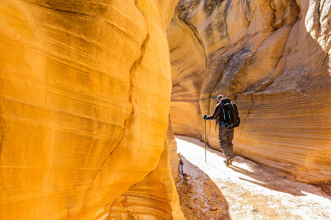 USA, Utah, Escalante, Mann wandert im Slot Canyon im Grand Staircase-Escalante National Monument