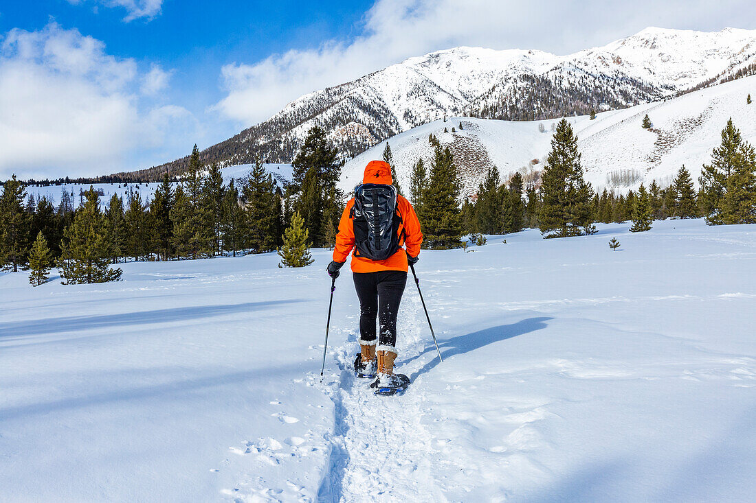 USA, Idaho, Sun Valley, Woman snowshoeing in mountains