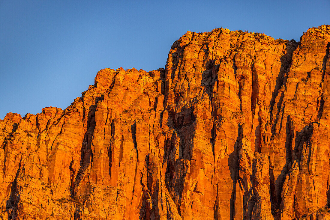 USA, Utah, Springdale, Rote Klippen bei Sonnenuntergang im Zion National Park