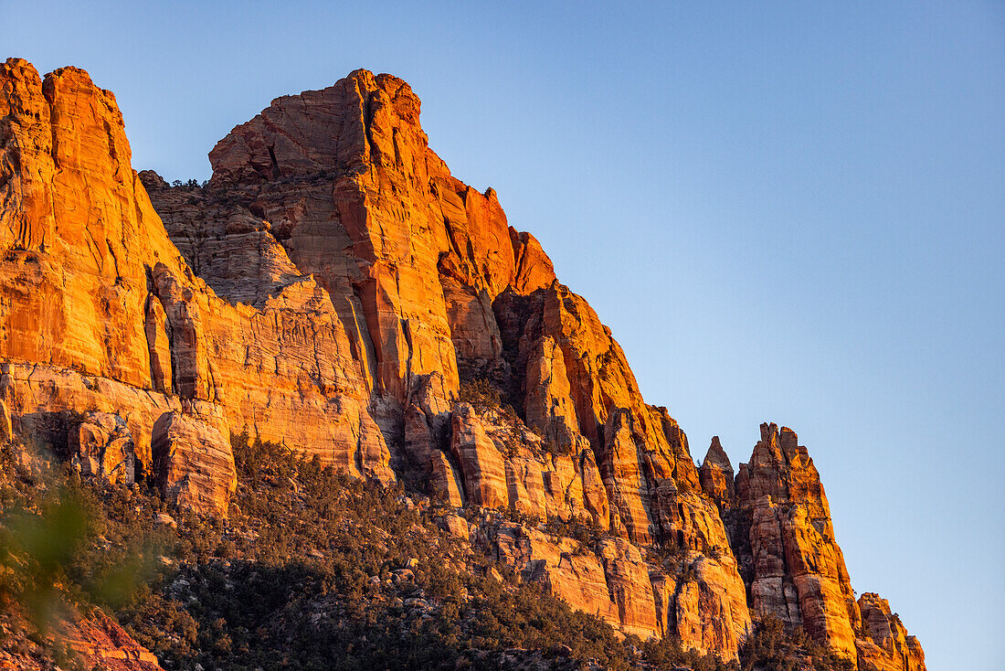 USA, Utah, Springdale, Rote Klippen bei Sonnenuntergang im Zion-Nationalpark