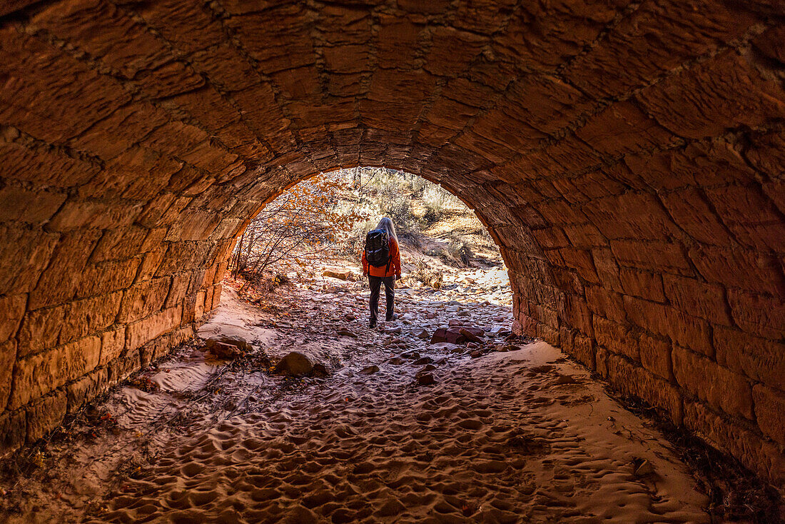 USA, Utah, Zion National Park, Wanderin geht durch einen Tunnel