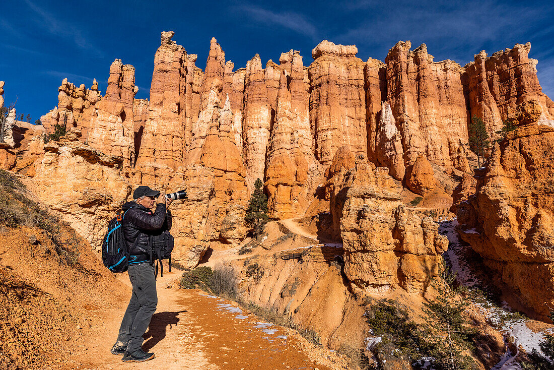 Vereinigte Staaten, Utah, Senior Fotograf fotografiert in Zion National Park